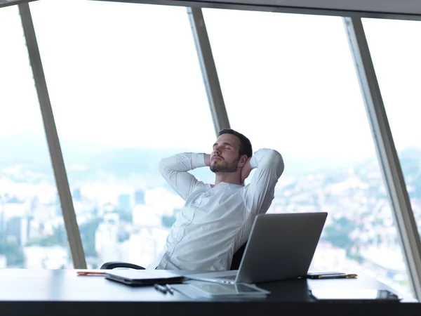 Jeune homme d'affaires au bureau — Photo