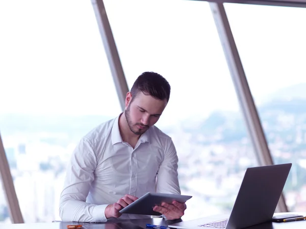 Jungunternehmer im Büro — Stockfoto