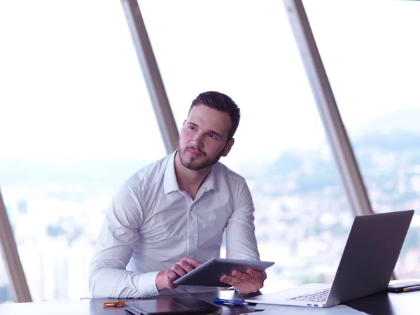 Jungunternehmer im Büro — Stockfoto