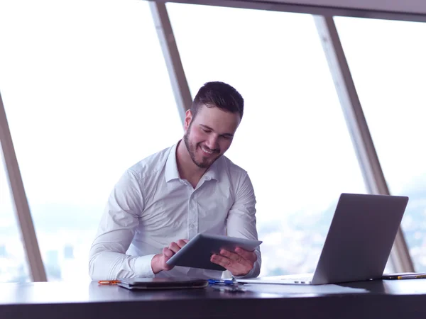 Ung affärsman på kontor — Stockfoto