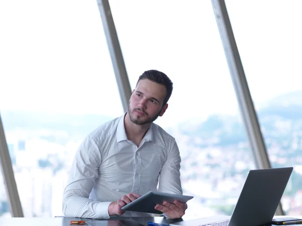 Jeune homme d'affaires au bureau — Photo