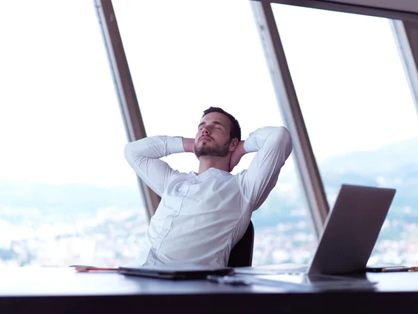 Joven hombre de negocios en la oficina — Foto de Stock