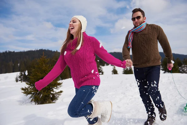 Пара веселится на свежем снегу — стоковое фото