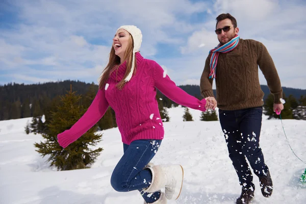 Paar vergnügt sich auf Neuschnee — Stockfoto