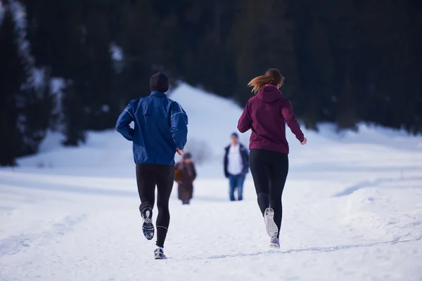 Couple jogging dehors sur la neige — Photo