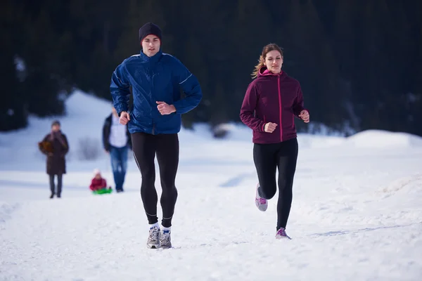 Couple jogging dehors sur la neige — Photo