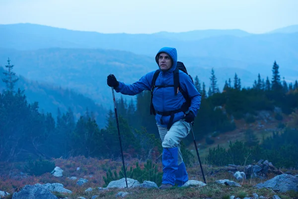ハイキングのバックパックとの冒険の人 — ストック写真