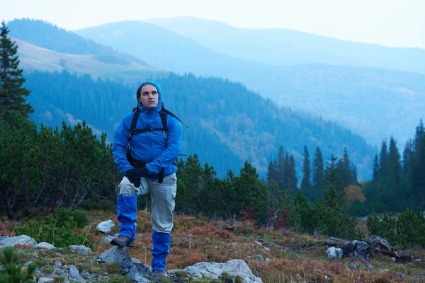 Dobrodružství muž s batohem, turistika — Stock fotografie