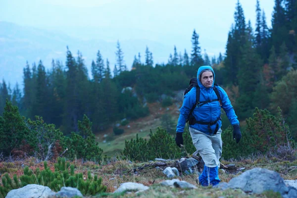 Advanture man with backpack hiking — Stock Photo, Image