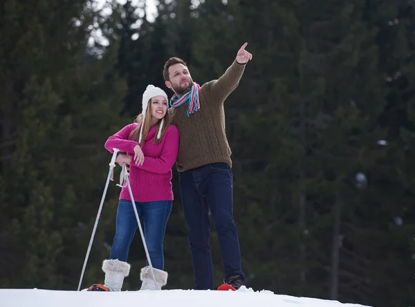 Paar vergnügt sich auf Neuschnee — Stockfoto