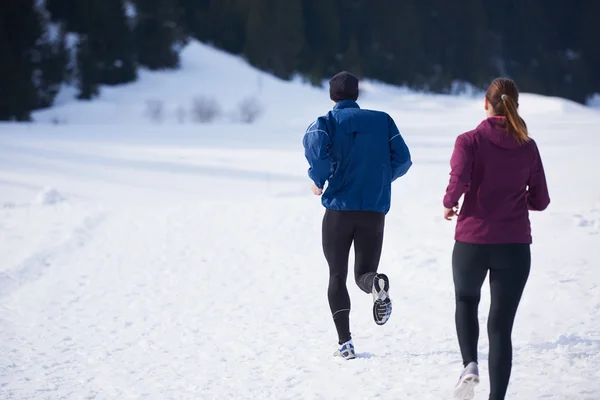 Couple jogging dehors sur la neige — Photo
