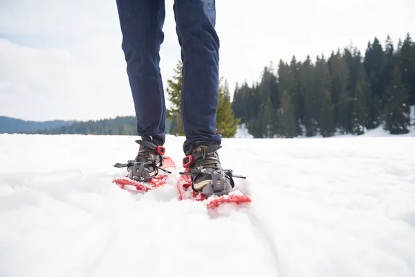 Mann läuft in Schneeschuhen — Stockfoto