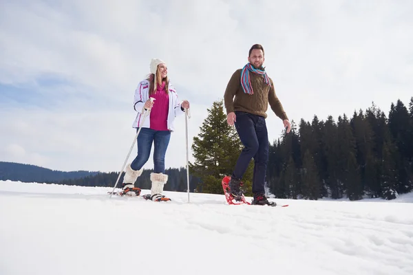 Paar plezier op verse sneeuw — Stockfoto