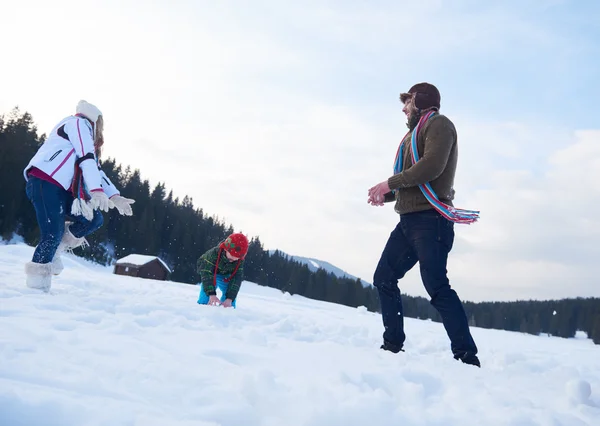 Famiglia felice nella neve — Foto Stock