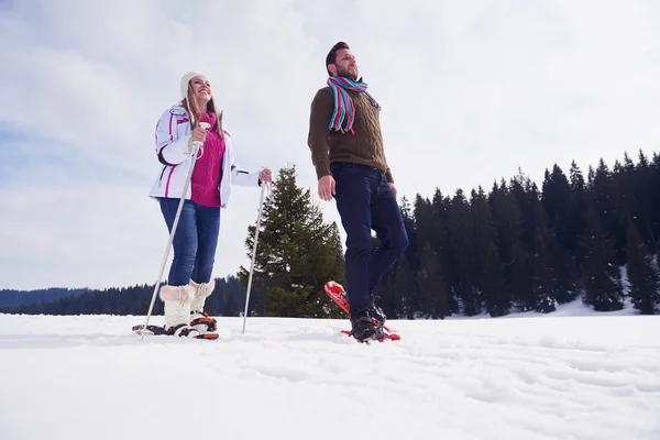 Casal se divertindo na neve fresca — Fotografia de Stock