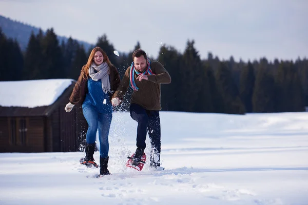 Ζευγάρι που διασκεδάζουν σε χιονοπέδιλα — Φωτογραφία Αρχείου