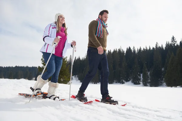 Couple s'amuser sur la neige fraîche — Photo