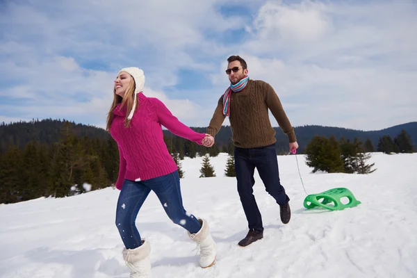 Coppia divertirsi sulla neve fresca — Foto Stock