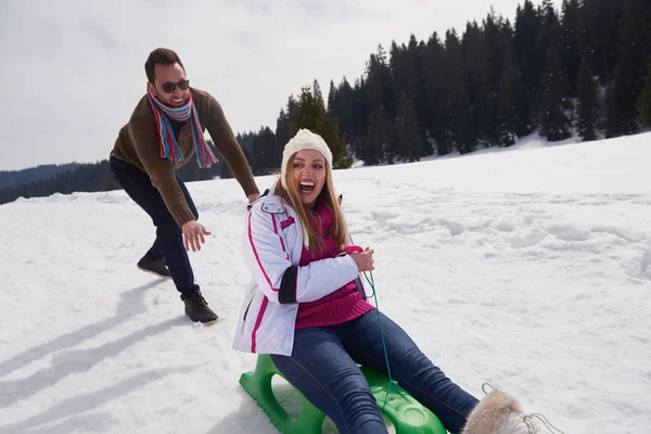 Paar plezier op verse sneeuw — Stockfoto