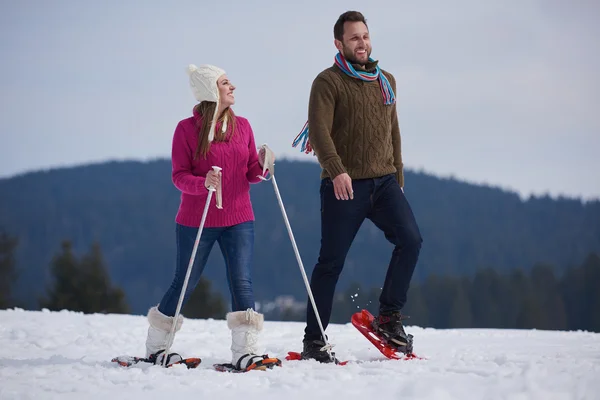 Casal se divertindo na neve fresca — Fotografia de Stock