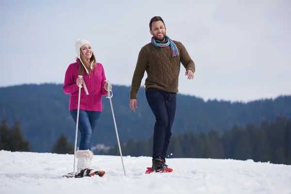 Casal se divertindo na neve fresca — Fotografia de Stock