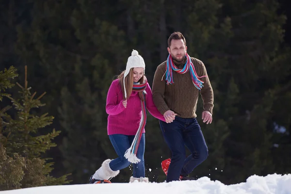 Pareja divirtiéndose en nieve fresca — Foto de Stock