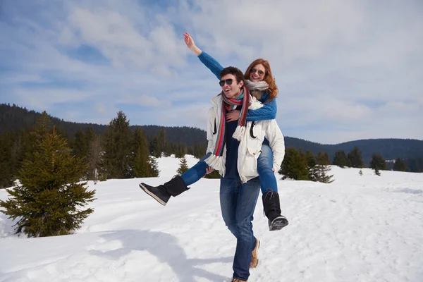 Par som har kul på färsk show på vintersemester — Stockfoto