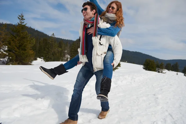 Casal se divertindo em show fresco em férias de inverno — Fotografia de Stock