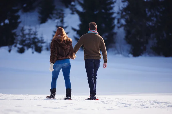 Paar hat Spaß in Schneeschuhen — Stockfoto