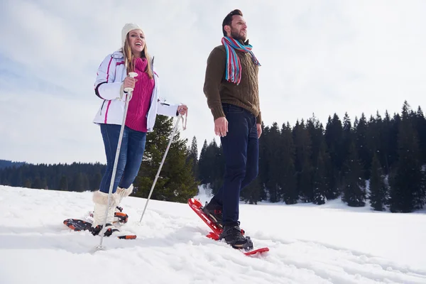 Paar vergnügt sich auf Neuschnee — Stockfoto