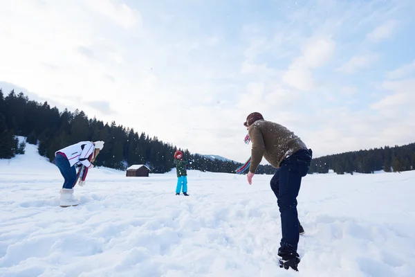 Gelukkige familie in sneeuw — Stockfoto