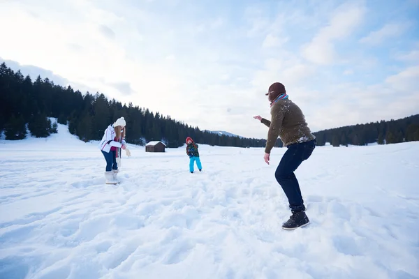 Famiglia felice nella neve — Foto Stock