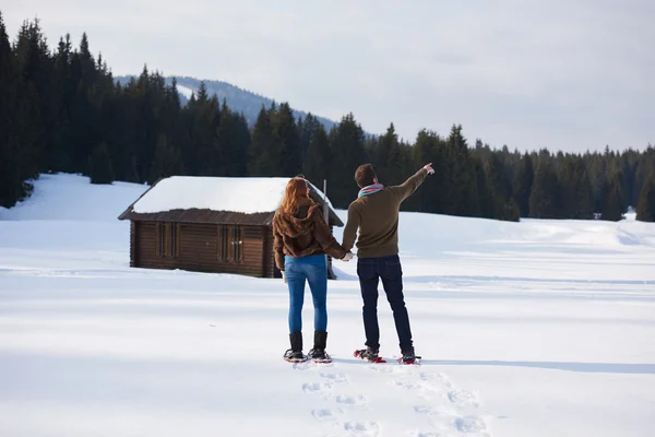 Pár baví ve sněžnicích — Stock fotografie