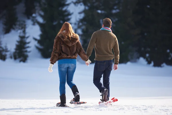 Para dobrze się bawiąca w butach śniegowych — Zdjęcie stockowe