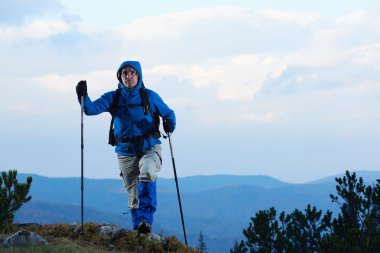 macera adamı hiking sırt çantası ile