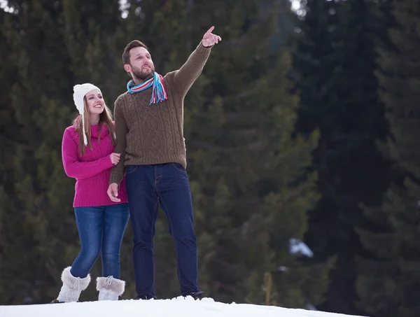 Casal se divertindo na neve fresca — Fotografia de Stock