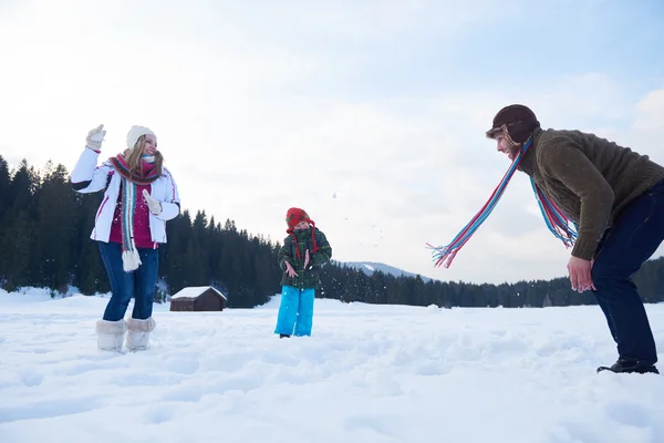 Boldog család a hóban — Stock Fotó