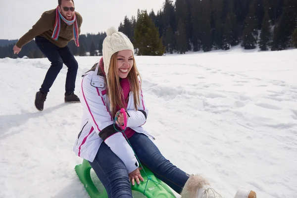 Casal se divertindo na neve fresca — Fotografia de Stock