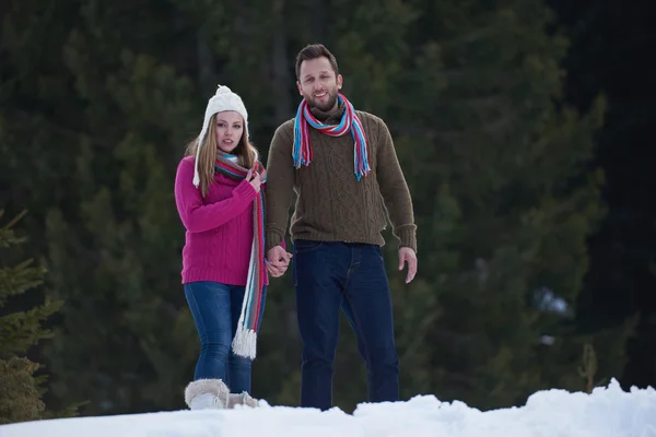 Casal se divertindo na neve fresca — Fotografia de Stock