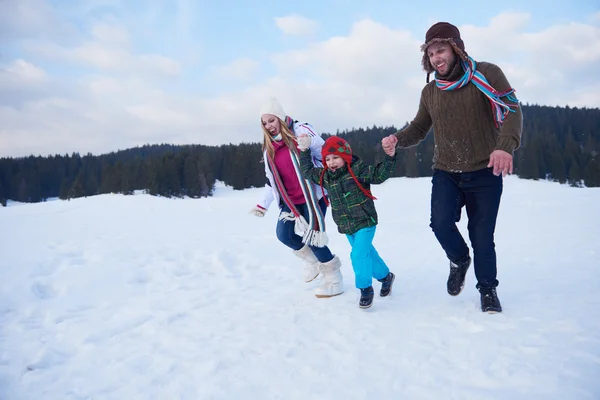 Счастливая семья в снегу — стоковое фото