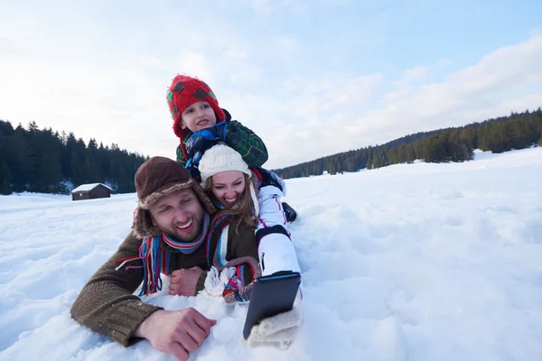 Rodina v čerstvém sněhu a přijetí selfie — Stock fotografie