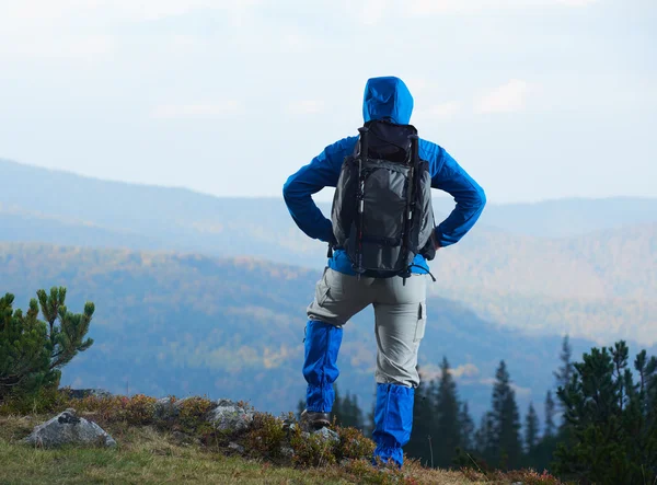 Hombre aventura con mochila senderismo — Foto de Stock