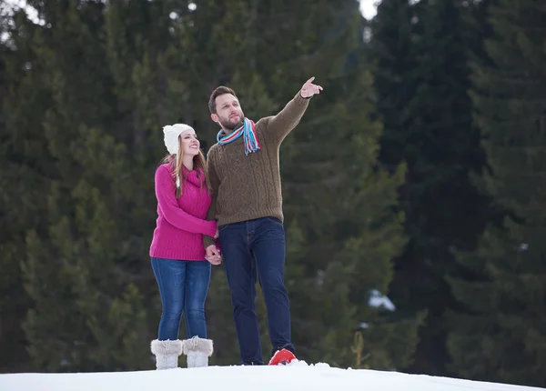 Pareja divirtiéndose en nieve fresca — Foto de Stock