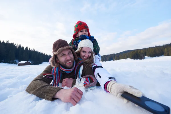 Familie im Neuschnee und macht Selfie — Stockfoto