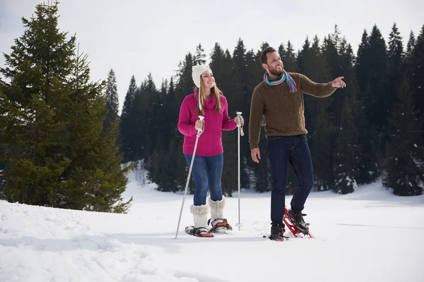 Casal se divertindo na neve fresca — Fotografia de Stock