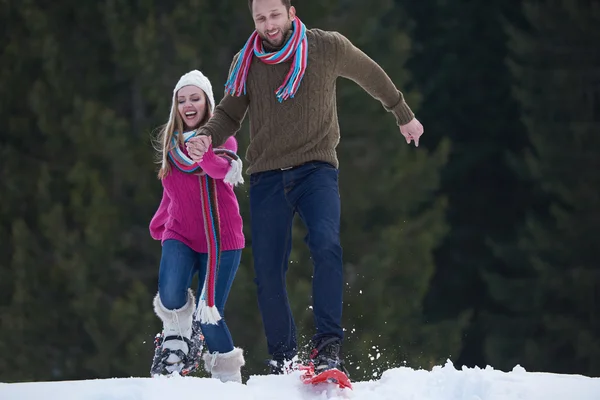 Pareja divirtiéndose en nieve fresca — Foto de Stock