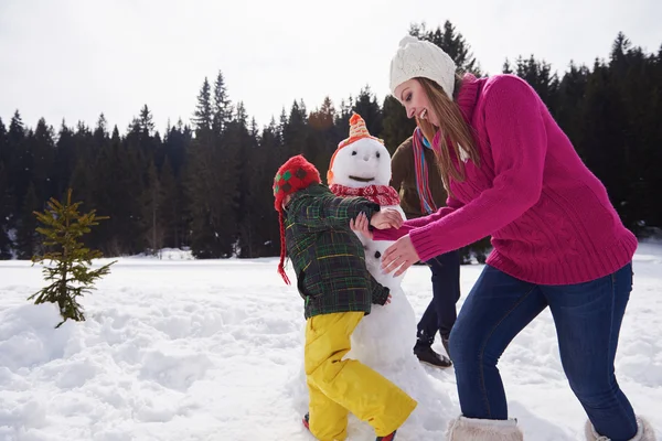Feliz família edifício boneco de neve — Fotografia de Stock