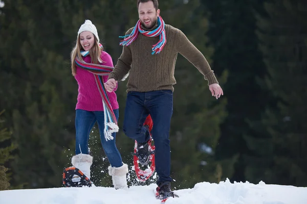 Paar vergnügt sich auf Neuschnee — Stockfoto