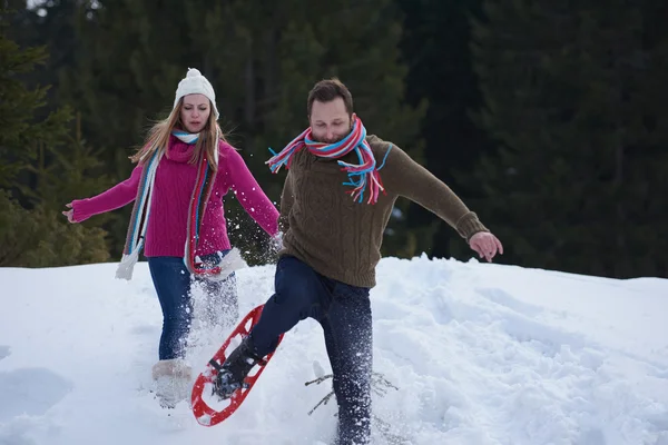 Paar vergnügt sich auf Neuschnee — Stockfoto