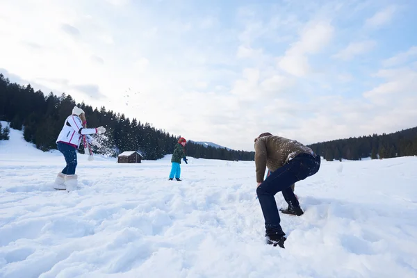 Lycklig familj i snö — Stockfoto